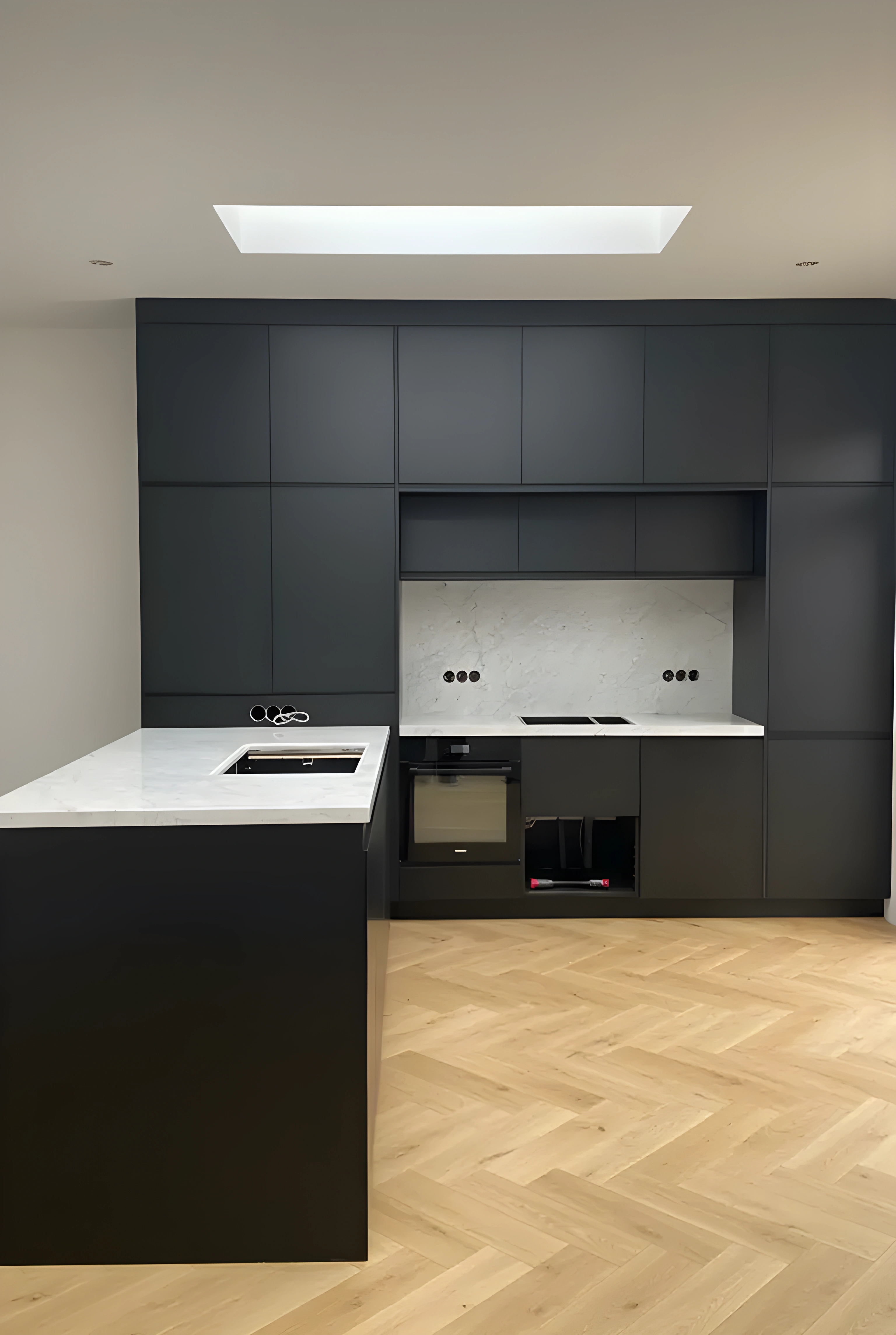 Licht geaderd kwartsiet eiland in Amsterdamse keuken